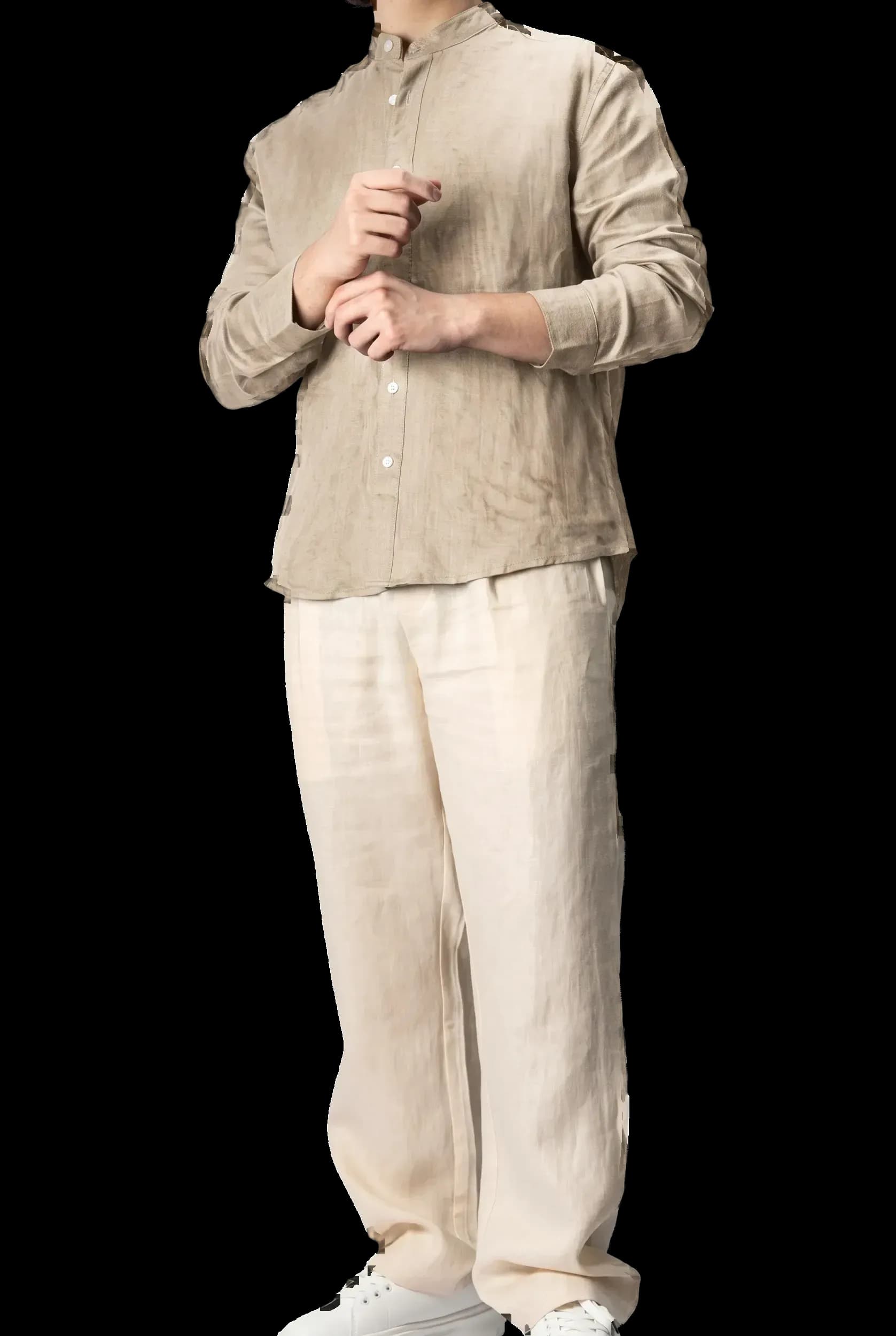 Model: beige shirt with beige trousers